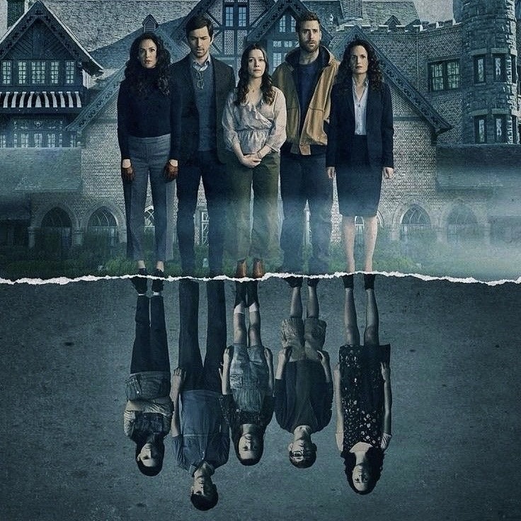 Rodzina Crainów przed Hill House i ich dorosłe odbicia w obrazie promującym serial The Haunting of Hill House
